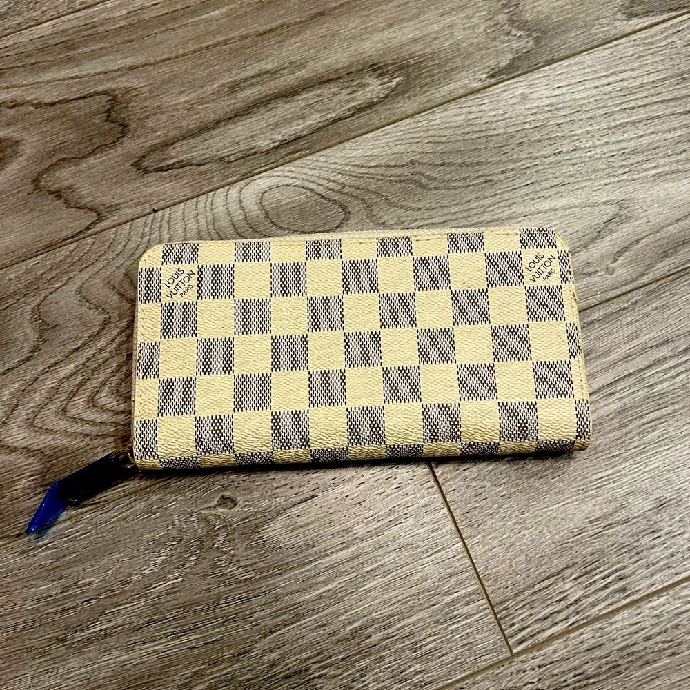 LV WHITE WALLET